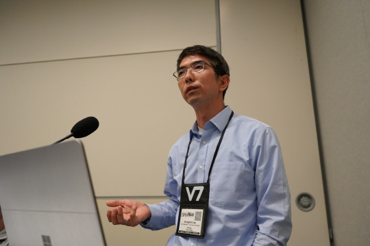 18일(현지시간) 캐나다 밴쿠버에서 열린 CVPR 2023에서 진행한 워크숍에서 이홍락 LG AI연구원 CSAI가 캡셔닝 AI에 적용한제로샷 이미지 캡셔닝 기술에 대해 설명하고 있다. LG 제공